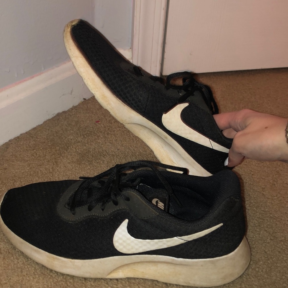 black nike tennis shoes